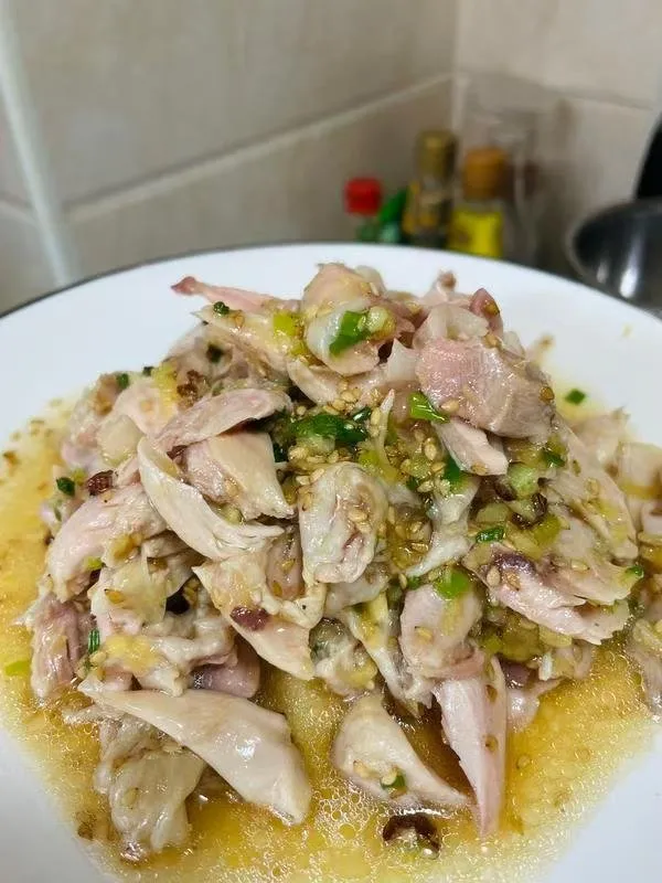 手撕姜葱鸡腿 用料 · 鸡腿（3只） · 姜、葱（适量） · 白芝麻、花椒（适量） · 盐、白糖、蚝油、清水（适量） · 料酒（适量） · 白醋（适量） 步骤
